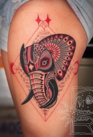 大腿黑色和红色的大象头部纹身图案
