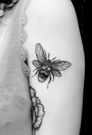 大臂点刺蜜蜂小清新纹身图案