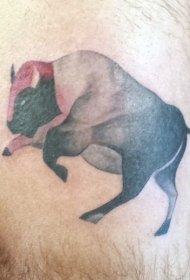 个性的彩色公牛手臂纹身图案