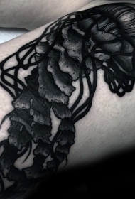 手臂黑色的水母纹身图案