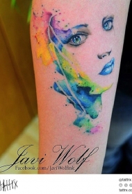 年轻漂亮的女孩肖像水彩泼墨手臂纹身图案