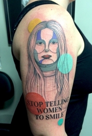 手臂彩色插画风格的女人画像和字母纹身图案