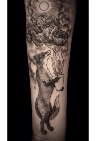 雕刻风格黑色狐狸与盆栽花朵和太阳手臂纹身图案