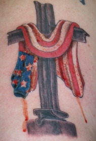 十字架与美国国旗纹身图案