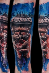 超现实主义风格的彩色人类五官手臂纹身图案