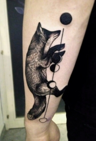 黑色的狐狸和圆形手臂纹身图案