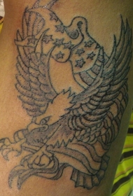 美国鹰和国旗黑色纹身图案