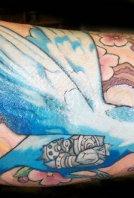 手臂上惊人的蓝色鸟纹身图案