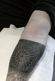 手臂独特的黑白梵花个性纹身图案