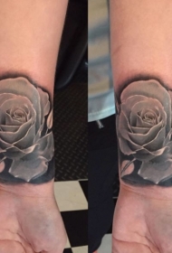 手腕3D逼真的玫瑰与阴影纹身图案