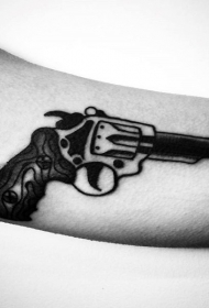 手臂黑色简单的左轮手枪纹身图案