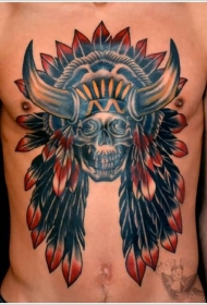 胸部美洲土著彩色骷髅和牛角羽毛纹身图案