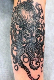 手臂个性的黑白外星章鱼纹身图案