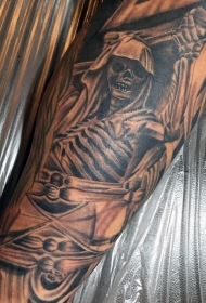 手臂黑色的骷髅骨架与沙漏纹身图案