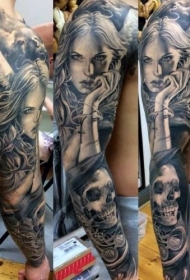 手臂黑白天使女人和骷髅纹身图案