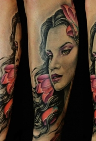 漂亮的手绘女生肖像与鲜花彩色手臂纹身图案
