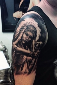 手臂黑色的印度女子射箭纹身图案