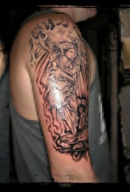 手臂宗教主题的黑白天使雕像纹身图案