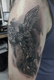 手臂黑白天使战士与蛇纹身图案