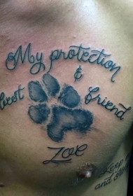 胸部黑色的动物爪印和字母纹身图案