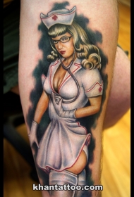 性感的女护士彩色手臂纹身图案