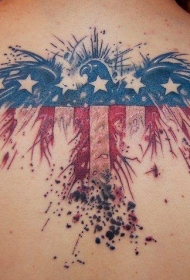 背部美丽的彩色美国国旗鹰纹身图案