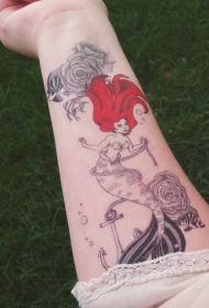 手臂卡通红发美人鱼和船锚玫瑰纹身图案