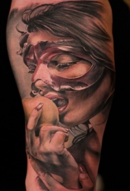 写实风格的彩色女人面具和苹果手臂纹身图案