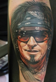 手臂彩色逼真的摇滚男性肖像纹身图案