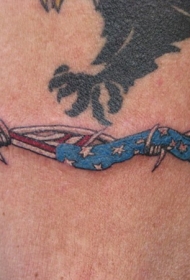 手臂美国国旗和刺铁丝纹身图案