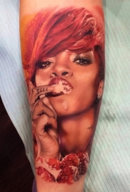手臂上的彩色蕾哈娜肖像纹身图案
