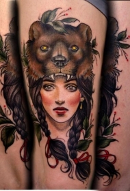 时尚优雅的彩色部落女性与熊头盔手臂纹身图案