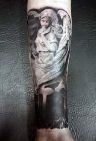 小臂可爱的白色天使雕像纹身图案