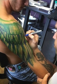 手臂精美的绿色翅膀个性纹身图案