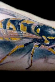 手臂写实的3D大蜜蜂纹身图案