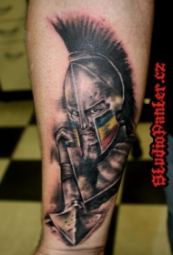 手臂彩色的斯巴达战士与国旗纹身图案