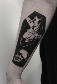 手臂黑白棺材形状的夫妇与骷髅纹身图案