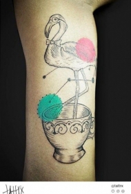 手臂有趣的火烈鸟茶杯和五彩圆圈纹身图案
