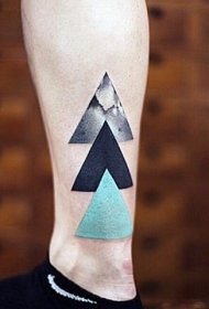 简单设计的彩色三角形脚踝纹身图案