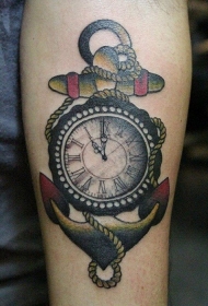 old school手臂逼真的钟表和船锚纹身图案