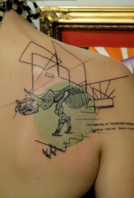 背部彩色的恐龙骨架与几何图形字母纹身图案