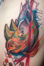侧肋五彩的犀牛和线条纹身图案