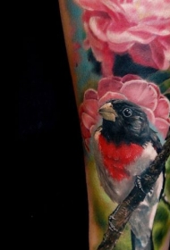 写实风格的彩色小鸟与粉红色花朵手臂纹身图案
