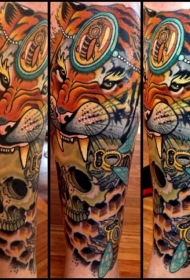 手臂彩色的老虎和骷髅纹身图案