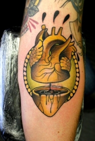 有趣的金色心脏和墨汁手臂纹身图案