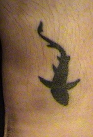 黑色的鲨鱼剪影纹身图案