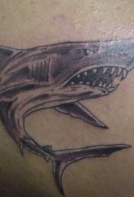背部愤怒的鲨鱼纹身图案