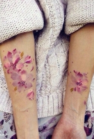 女生手臂甜美的彩色花朵纹身图案