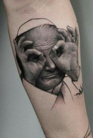 有趣的男性肖像黑灰手臂纹身图案