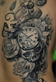 背部自然的3D黑白时钟蝴蝶和骷髅纹身图案